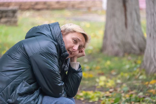 Une Fille Vêtue Une Veste Sombre Assoit Sur Banc Sur — Photo