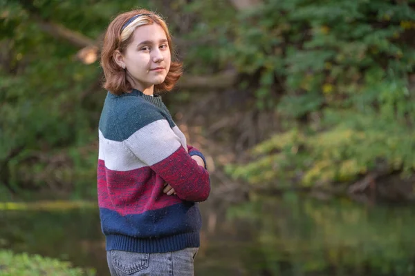 Una Adolescente Con Corte Pelo Corto Retrato Suéter Caliente Sobre — Foto de Stock