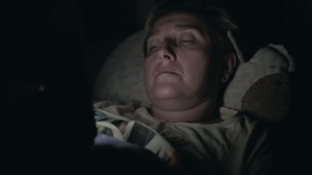 Uma Menina Deitada Cama Lendo Seu Telefone Noite Escuro — Vídeo de Stock