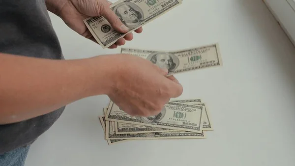 Kvinnors Händer Räkna Dollarsedlar Sätta Dem Stack — Stockfoto