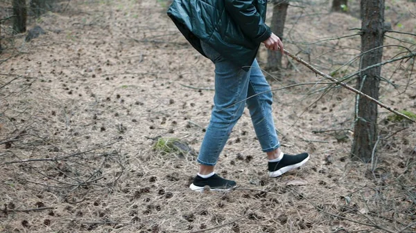 Damskie Stopy Przechadzają Się Jesiennym Lesie Poszukiwaniu Grzybów — Zdjęcie stockowe