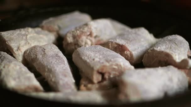 Delizioso Pesce Mare Arrotolato Nella Farina Pezzetti Fritto Padella Con — Video Stock