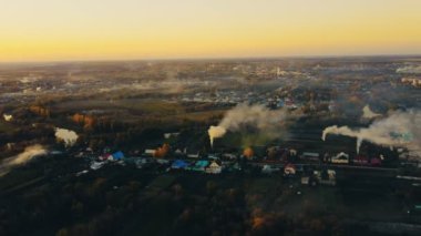 İnsansız hava aracı uçurarak köyün insansız hava aracında şenlik ateşinin dumanını yakar..