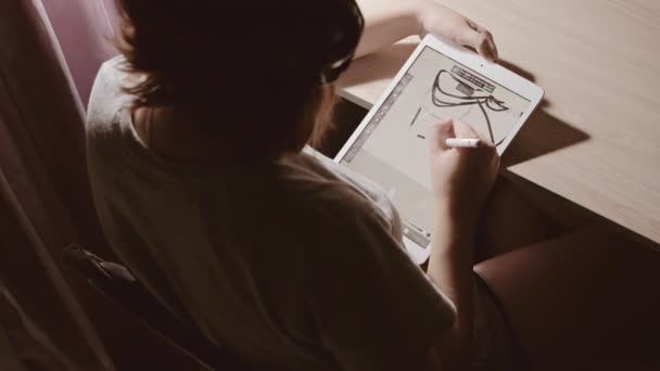 Kulaklıklı Genç Bir Kız Gecenin Karanlığında Evdeki Tablete Resim Çizer — Stok video