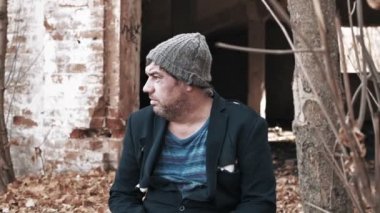 Aç, evsiz, traşsız, yırtık elbiseli bir adam sigara içiyor. Yaşlı bir dilenci yemek istiyor. Duygularını görmezden geliyor..