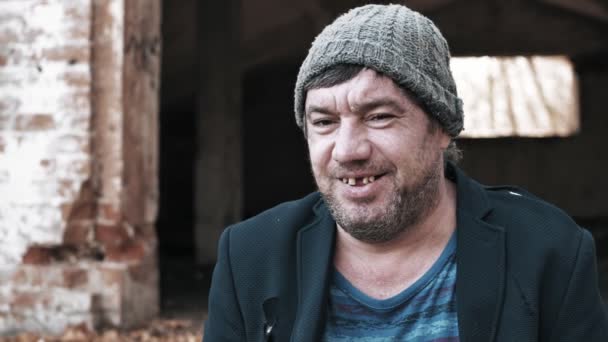 Ein Hungriger Obdachloser Unrasierter Mann Auf Der Straße Zerrissenem Anzug — Stockvideo