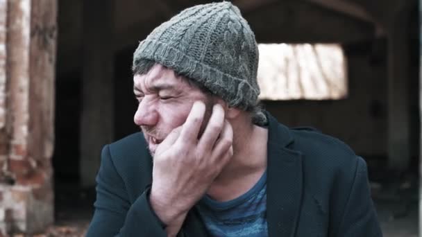 Een Hongerige Dakloze Ongeschoren Man Zonder Tanden Straat Een Gescheurd — Stockvideo