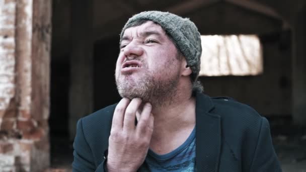 Głodny Bezdomny Nieogolony Mężczyzna Bez Zębów Ulicy Podartym Garniturze Żebrak — Wideo stockowe