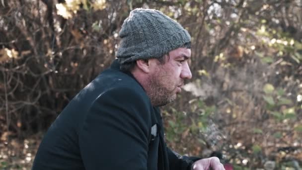 Ein Obdachloser Hungriger Unrasierter Mann Auf Der Straße Zerrissenen Anzug — Stockvideo