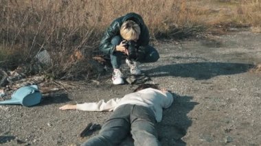 Bir paparazzi gazetecisi, genç bir haber spikeri için ölü bir kızın fotoğraflarını çekiyor. Ormanda bir manyağın öldürdüğü yolda öldürülmüş..