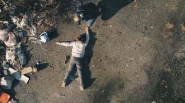 Paparazzi muhabiri, bir gencin cesedine yaklaşmış ve hava sahasında bir cinayet vakasında İHA 'nın vurduğu haberle ilgili bir kazada yolda bir ceset bulmuş..