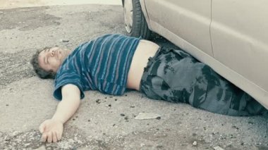 Yolda bir arabanın altında ölü bir adam. Haberlerde bir yaya kaza geçirdi. Kazada öldü..