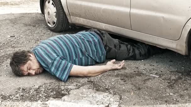 Ein Toter Mann Wurde Von Einem Auto Auf Der Straße — Stockvideo