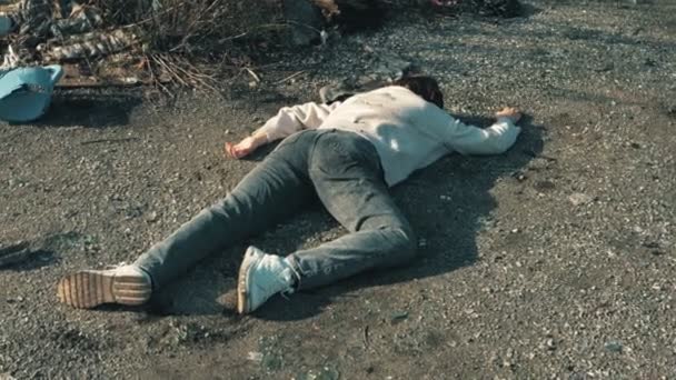 Una Adolescente Muerta Suéter Blanco Carretera Asesinada Por Maníaco Las — Vídeo de stock