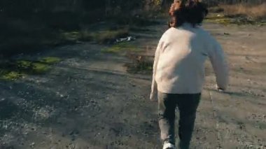 Genç bir kız varoşlardan ve hava fotoğrafçılığından kaçmak için sübyancı bir manyaktan kaçıyor..