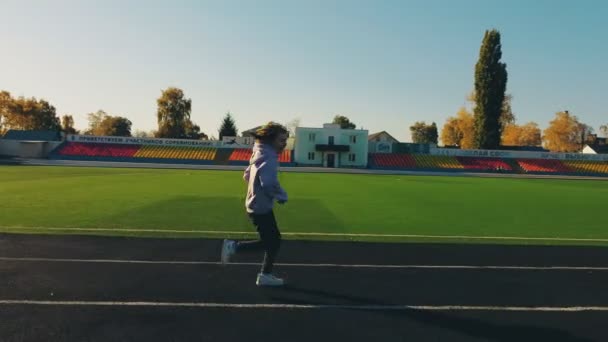 Una Ragazza Adolescente Corre Tapis Roulant Vicino Campo Calcio — Video Stock