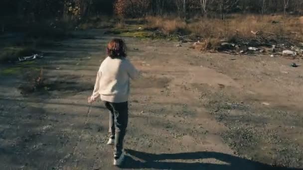 Ein Teenager Mädchen Flieht Vor Einem Pädophilen Wahnsinnigen Einem Waldstreifen — Stockvideo
