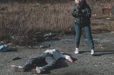 Bir kadın adli tıp uzmanı savaş sırasında yolda öldürülen evsiz bir kızın fotoğraflarını çekiyor..
