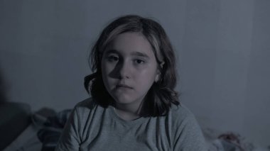 Gecenin karanlığında aniden uyanan genç bir kızın portresi..