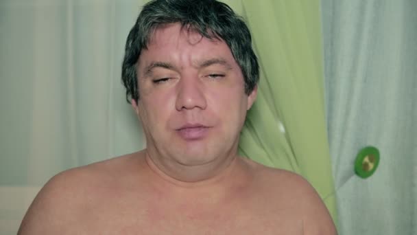 Homem Adulto Com Tronco Boceja Desejo Dormir Cobrindo Sua Boca — Vídeo de Stock