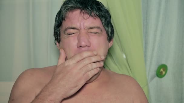 Ein Erwachsener Mann Mit Nacktem Oberkörper Bedeckt Seinen Mund Mit — Stockvideo