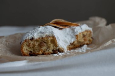 Noel pastası üzerine pudra şekeri serpiştirilmiş. Noel ve Yeni Yıl. Yakın plan..