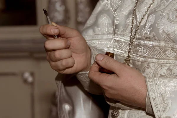 Las Manos Del Sacerdote Sostienen Pincel Con Aceite Untuoso Ceremonia — Foto de Stock