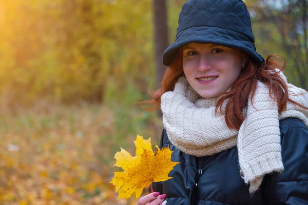 Portret Rudej Uśmiechniętej Dziewczyny Kurtce Szaliku Kapeluszu Liśćmi Klonu Ręku — Zdjęcie stockowe