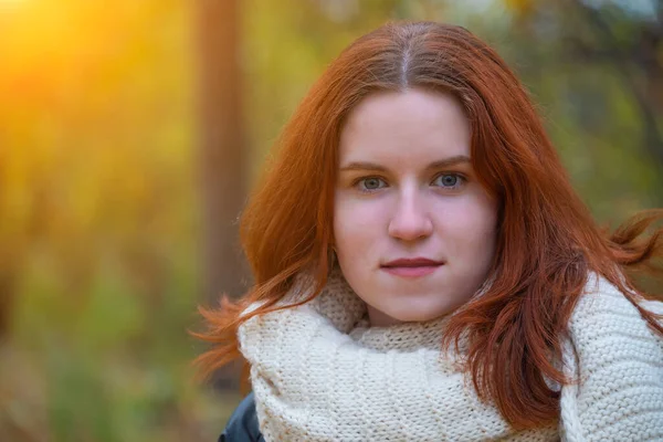 Porträtt Rödhårig Leende Flicka Jacka Och Halsduk Mot Bakgrund Höstens — Stockfoto