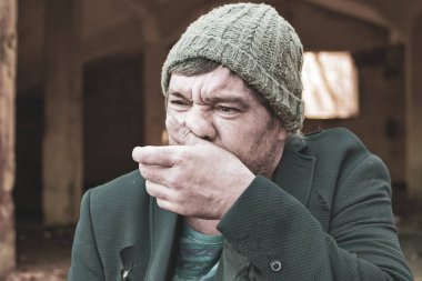 Şapkalı ve takım elbiseli zavallı bir evsiz modern toplumda kirli ellerle yüzünü siliyor. Eşitsizlik ve acı sorunu kavramı..