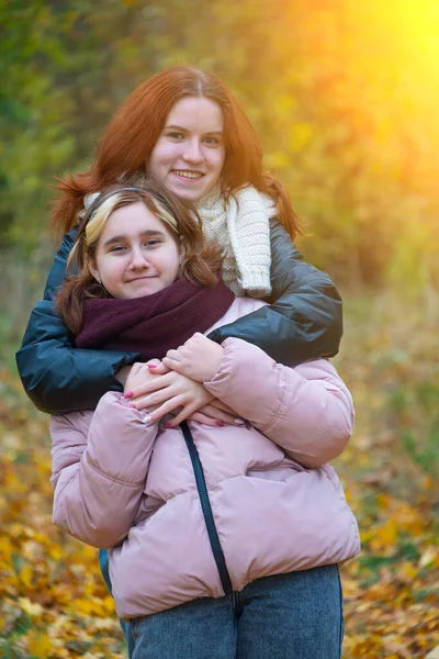 Duas Meninas Sorridentes Ruivo Contra Pano Fundo Natureza Outono Conceito — Fotografia de Stock