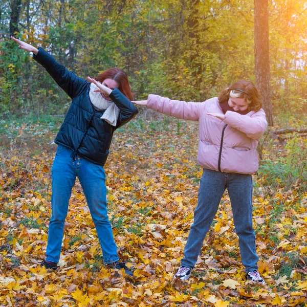 Deux Danseuses Aux Cheveux Roux Sur Fond Nature Automnale Concept — Photo