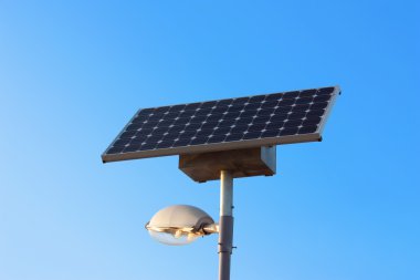 Güneş enerjili şehir lamba mavi gökyüzü izole