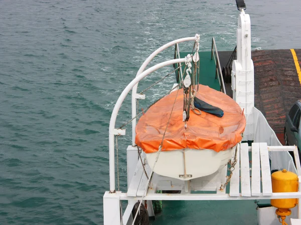 Un canot de sauvetage en train d'être treuillé sur un ferry — Photo