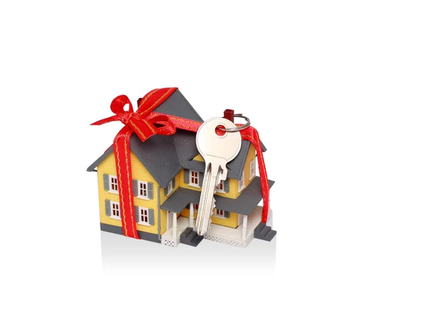 Geschenk miniatuur huis met rood lint en sleutel geïsoleerd - includin — Stockfoto