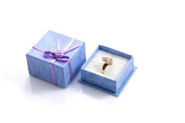 Anello in confezione regalo viola isolato su bianco con copyspace — Foto Stock