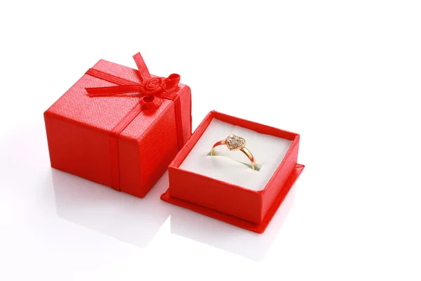 Anillo en forma de corazón en caja de regalo roja aislada en blanco con copyspace — Foto de Stock