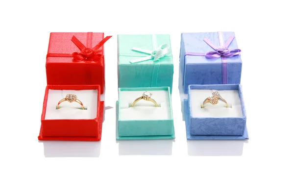 Drie geschenkboxen ring geïsoleerd op een witte achtergrond met reflection - maken y — Stockfoto