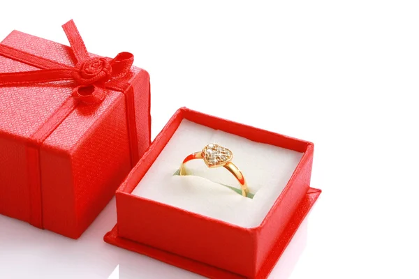 Fechar o anel em forma de coração na caixa de presente vermelho isolado no branco com copyspace — Fotografia de Stock