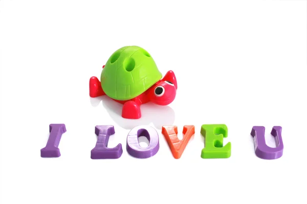 Spielzeugschildkröte mit Text Ich liebe dich geschrieben von Plastikbuchstaben isoliert auf whit — Stockfoto