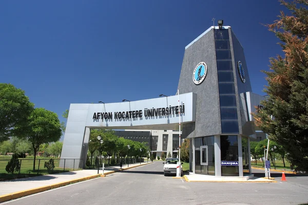 Ingang van afyon Kocatepe-Universiteit, afyonkarahisar, Turkije — Stockfoto