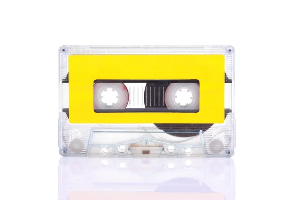 Cassette compacte isolée sur blanc avec étiquette jaune vierge — Photo