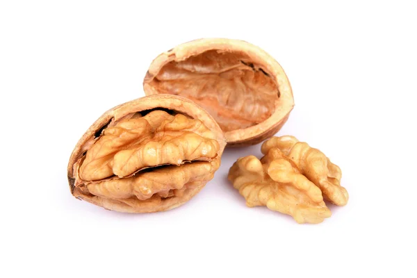 Beyaz arka plan üzerinde izole kırık ceviz