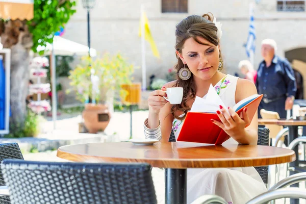 Mujer joven está sentada en el café —  Fotos de Stock