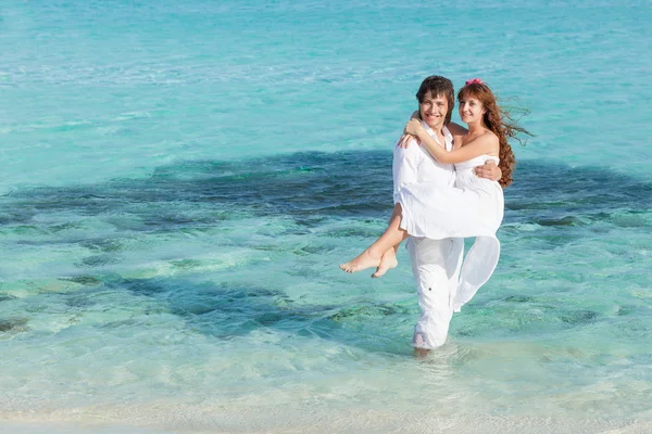 Una pareja en la playa —  Fotos de Stock