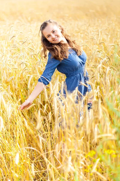 Une femme dans la prairie — Photo