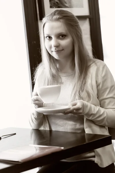 Junge Frau mit Tasse Kaffee — Stockfoto