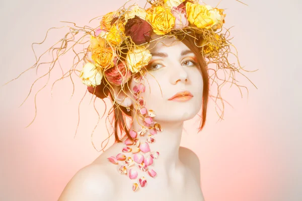 Femme avec souffle sur la tête — Photo