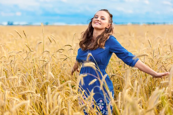 Eine Frau auf der Wiese — Stockfoto