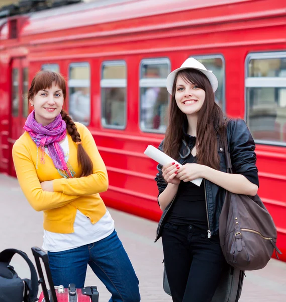 2 人の女性は、鉄道の近く — ストック写真